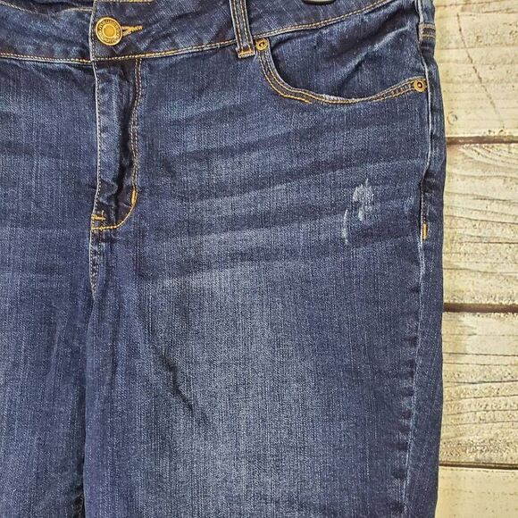 Maurices Medium Wash Denim Shorts Women’s Size 20 Plus Stretch Jean Cuffed - Picture 2 of 7